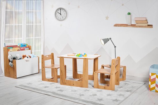Kindertafel en stoeltjes