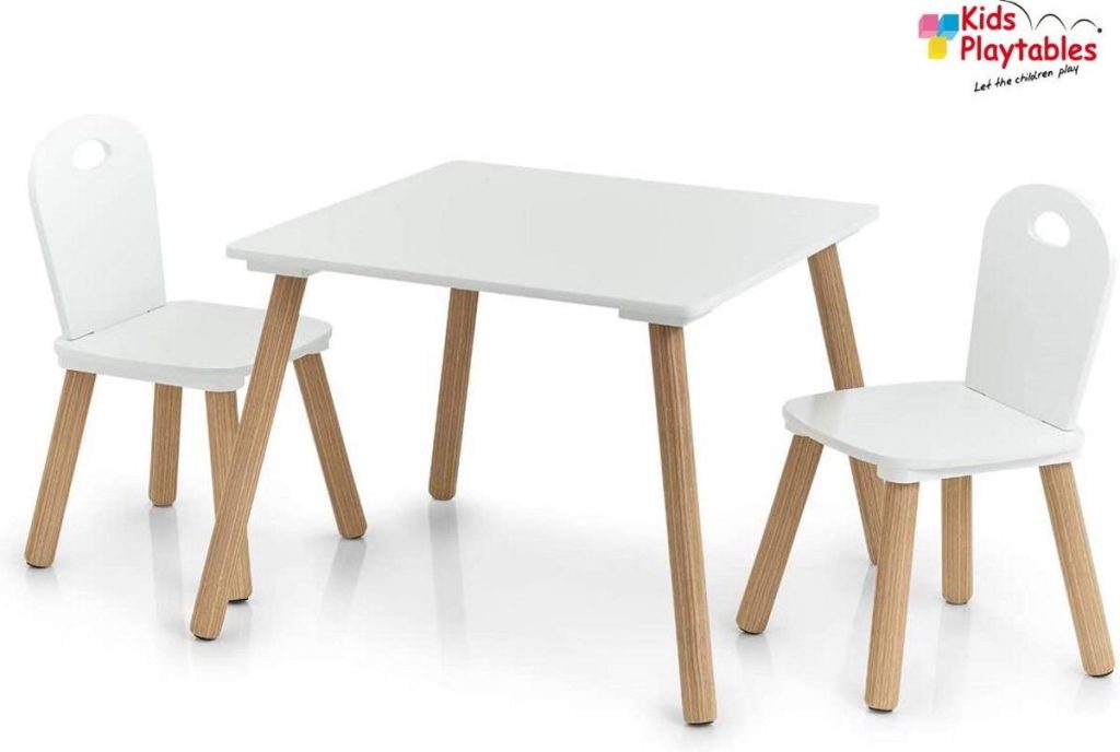 Vierkante Kindertafel en stoeltjes van hout