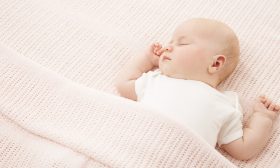 een baby het veiligst laten slapen